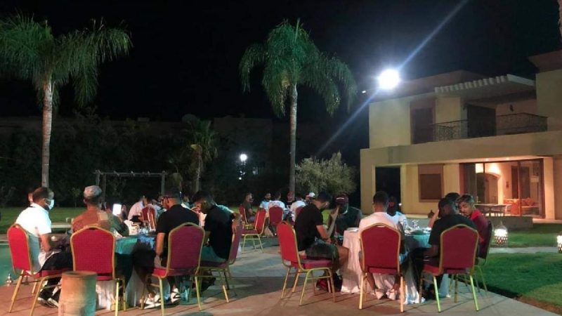 لاعبو الكوكب يجتمعون حول مائدة عشاء وسط أجواء من التفاؤل