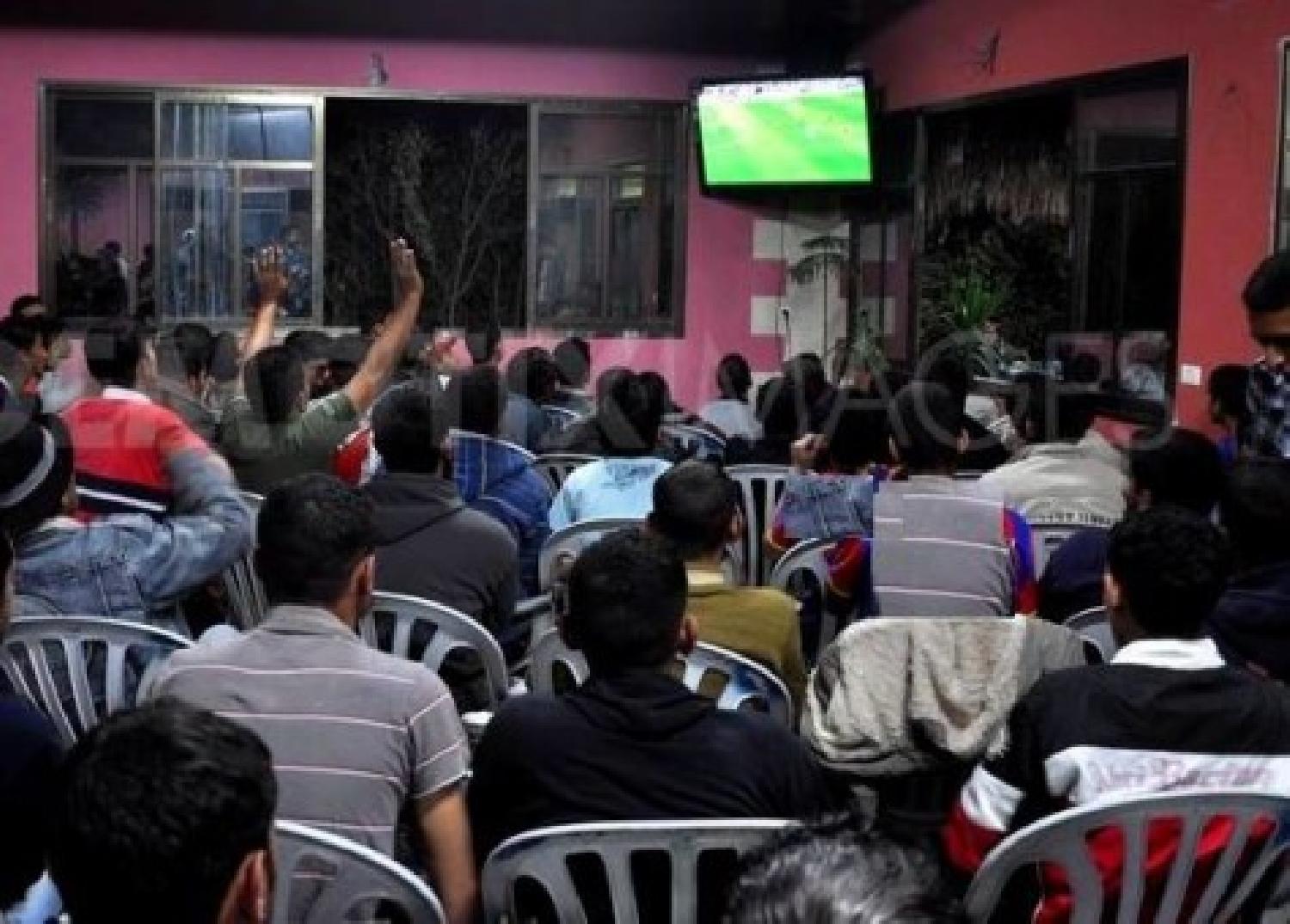 سلطات الحوز تمنع المقاهي من عرض لقاءات كرة القدم