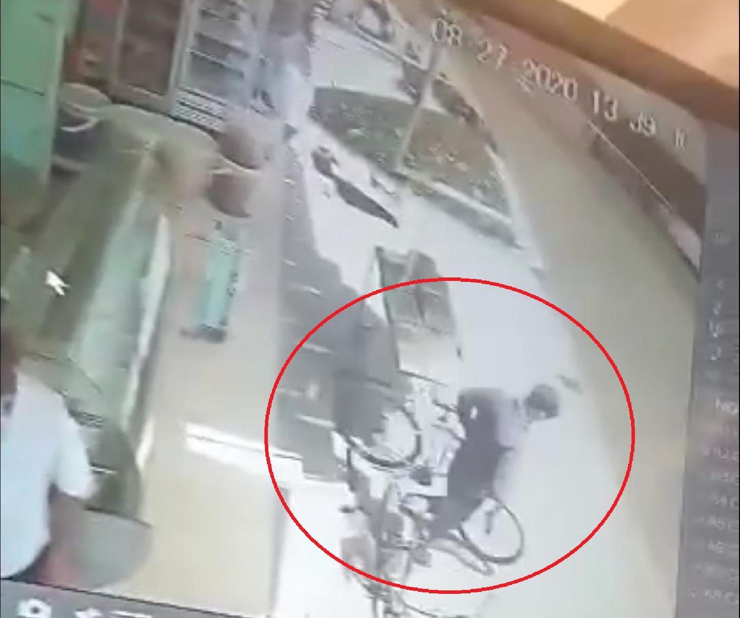 رصدته الكاميرا.. لص يسرق دراجة هوائية من أمام محل صاحبها بالمحاميد + فيديو