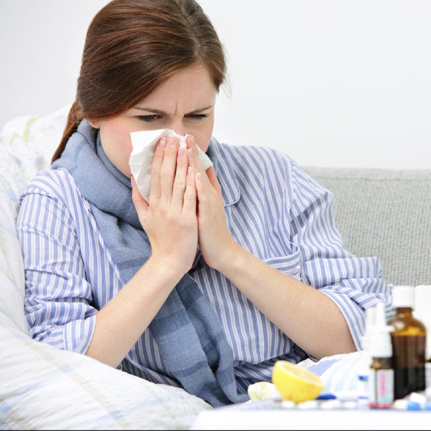 كيف تميّز بين الإصابة بكورونا ونزلات البرد والإنفلونزا؟