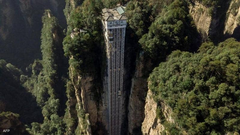 « 100 تنين ».. المصعد الخارجي الأطول في العالم يعود للعمل