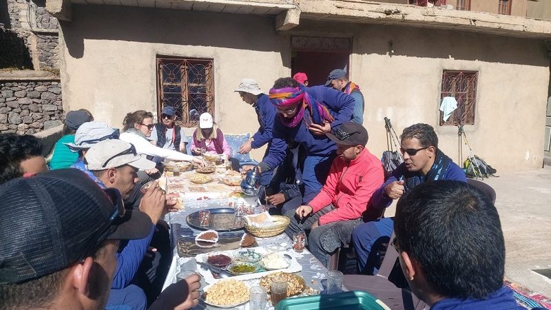 مرشدون سياحيون بإمليل يحتفون بالمغامرة موريسون بحضور سفير المملكة المتحدة في المغرب