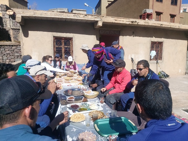 مرشدون سياحيون بإمليل يحتفون بالمغامرة موريسون بحضور سفير المملكة المتحدة في المغرب