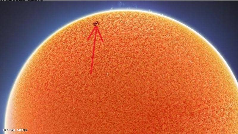 صورة مذهلة ترصد لحظة مرور محطة الفضاء الدولية أمام الشمس