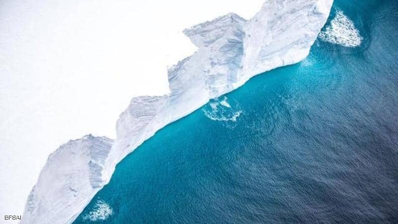 طائرة بريطانية ترصد انجراف أكبر جبل جليدي في العالم