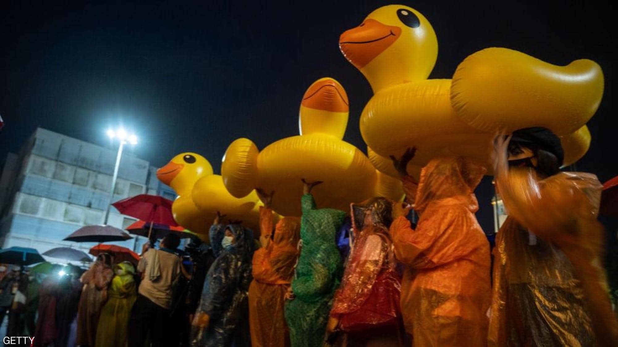 « البطة الصفراء » تجتاح شوارع تايلاند.. وتتحول لرمز للاحتجاجات
