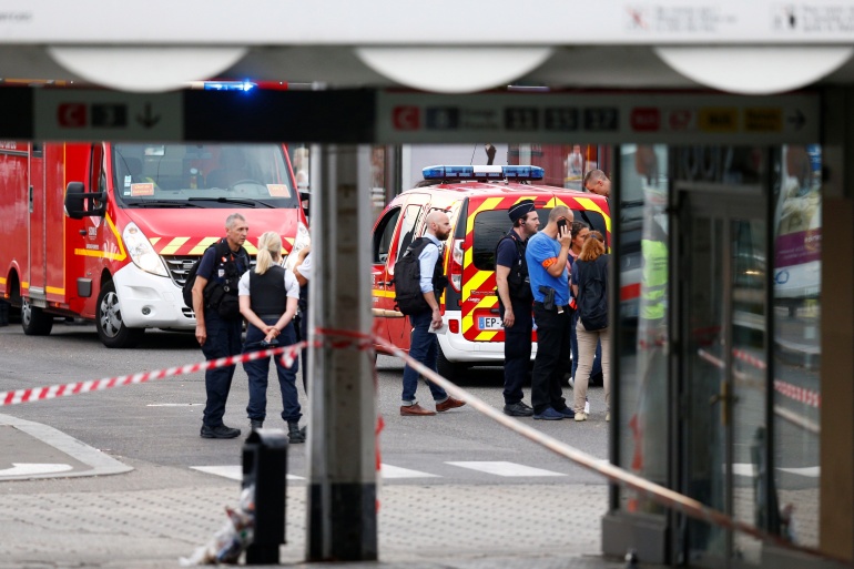 مقتل ثلاثة من رجال الشرطة فرنسيين في محاولة انقاذهم لسيدة