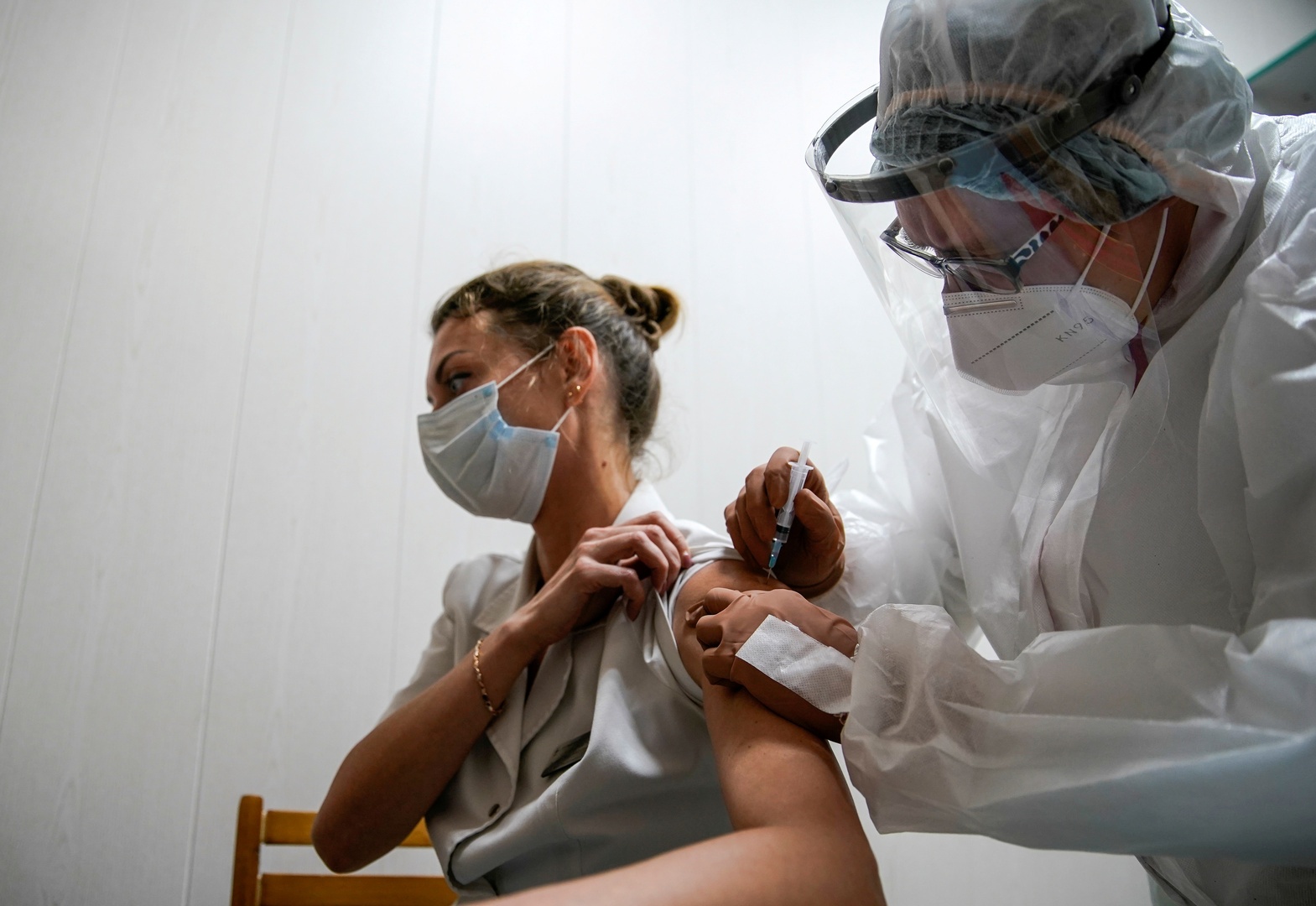 بدء عملية تطعيم المواطنين بلقاح كورونا في روسيا