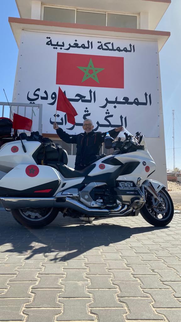 الرحالة عبد الغني أبوفراس يزور معبر الكركرات على متن دراجته النارية