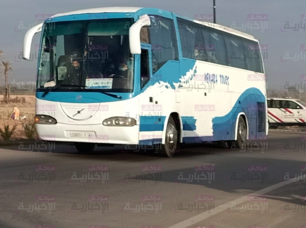 إحدى الحافلتين التي تم منعها من مغادرة مراكش لعدم توفر الركاب على رخصة التنقل