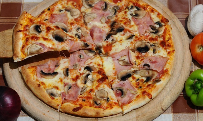لعشاق « البيتزا ».. خطوات بسيطة تقلل « الأضرار »