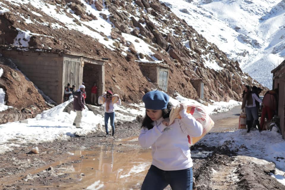 حملات تضامنية لدعم سكان القرى الذين حاصرتهم الثلوج بالحوز
