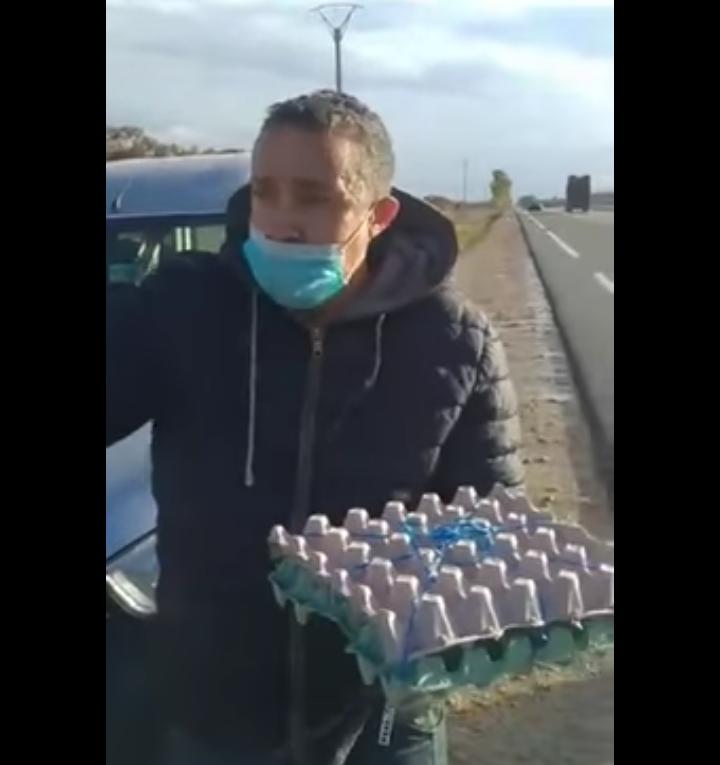 نشطاء بالرحامنة « يغرمون » البيض للبرلماني الزعيم بعد متابعته لعاملة من أجل سرقة 16 بيضة