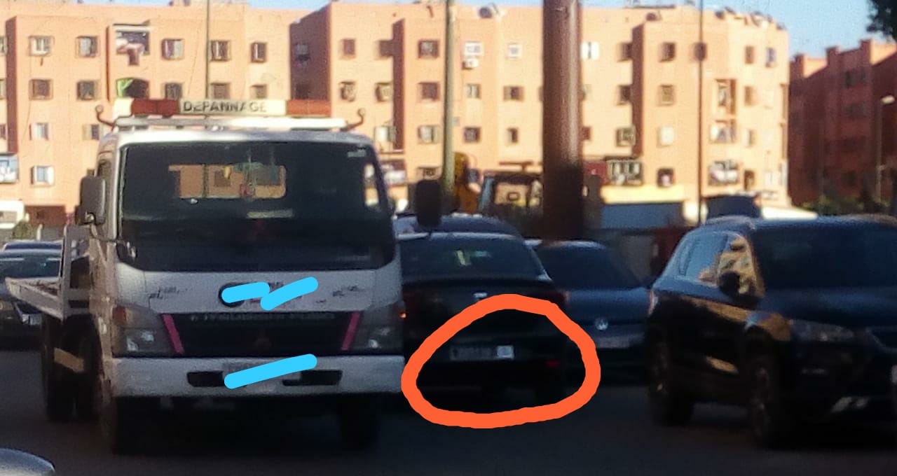 سيارة تابعة للمجلس الجماعي مراكش تتسبب في فوضى عارمة بالشارع العام