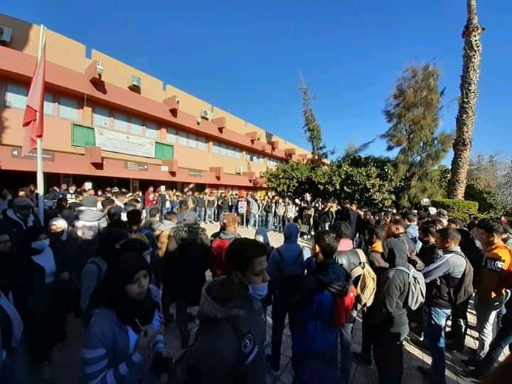طلبة كلية الحقوق بمراكش يواصلون احتجاجاتهم ضد إدارة الكلية.