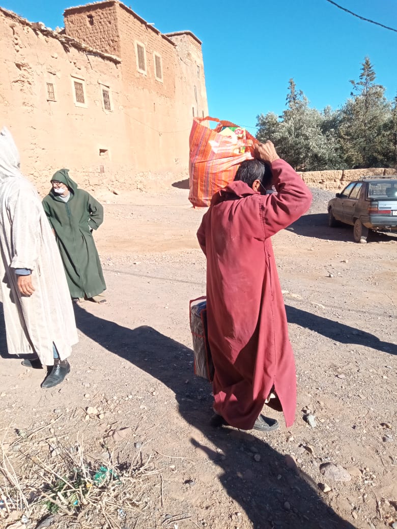أولاد الخير من مراكش يوفرون القفف التضامنية لأسر وفي ضعية هشة بأغواطيم