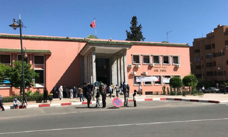 فرع مراكش للنقابة الوطنية للصافحة المغربية يدين منع صحفي مهني من تغطية ملفات قضائية بمحكمة الاستئناف