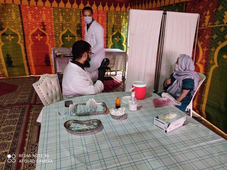 السلطات الصحية لمراكش تطلق حملة التلقيح ضد كورنا بمستوصف تامنصورت