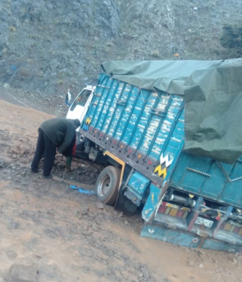 الحوز : شاحنة محملة بالمواد الغذائية عالقة في الأحوال بسبب سوء الأحوال الجوية والسلطات في دار غفلون