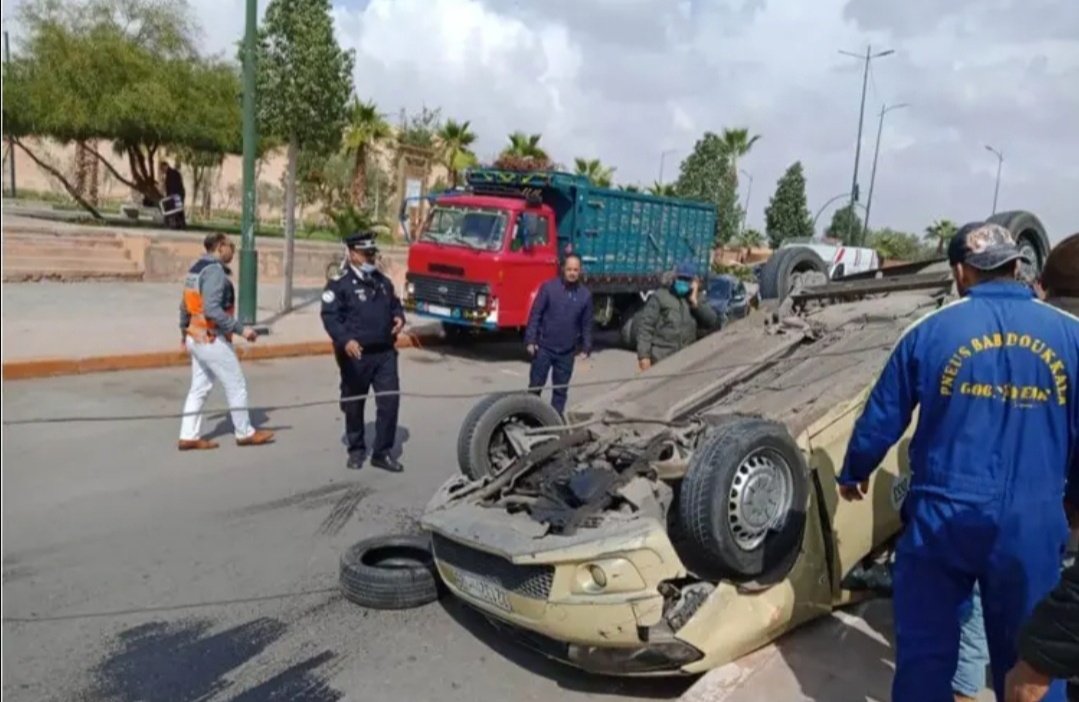 إصابة سائق سيارة أجرة صغيرة بجروح  في حادث انقلاب سيارته بسيدي يوسف بنعلي