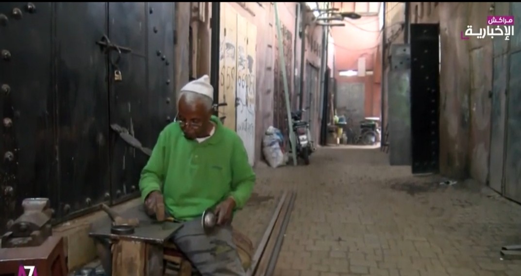فيديو : بعد مرور عام على إغلاق مراكش… صناع تقليديون تصيبهم الكارثة يغلقون محلاتهم وآخرون يعرضونها للبيع