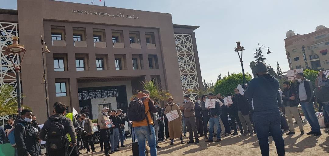 للأسبوع الثاني على التوالي.. مهنيو النقل السياحي يحتجون أمام بنك المغرب بمراكش
