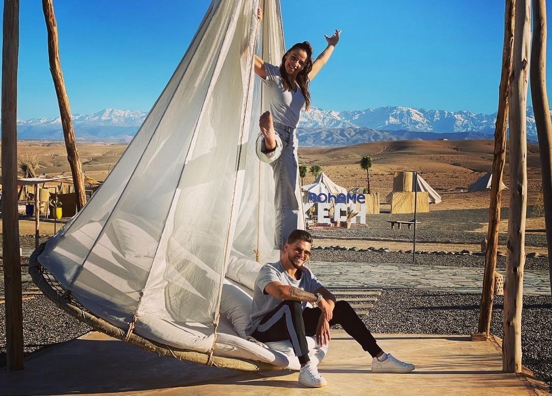 الممثلان الفرنسيان رايان بنسيتي وكاميلا لولوش يقضيان عطلتهما في مراكش