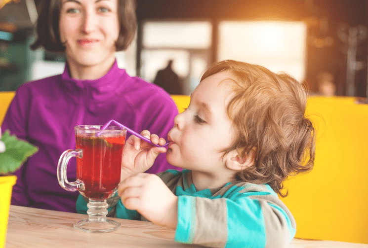 متى يمكن لطفلك أن يحتسي أول كوب من الشاي؟