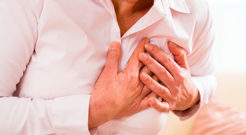 الشعور بألم في البطن، قد يشير إلى خطر الإصابة بنوبة قلبية