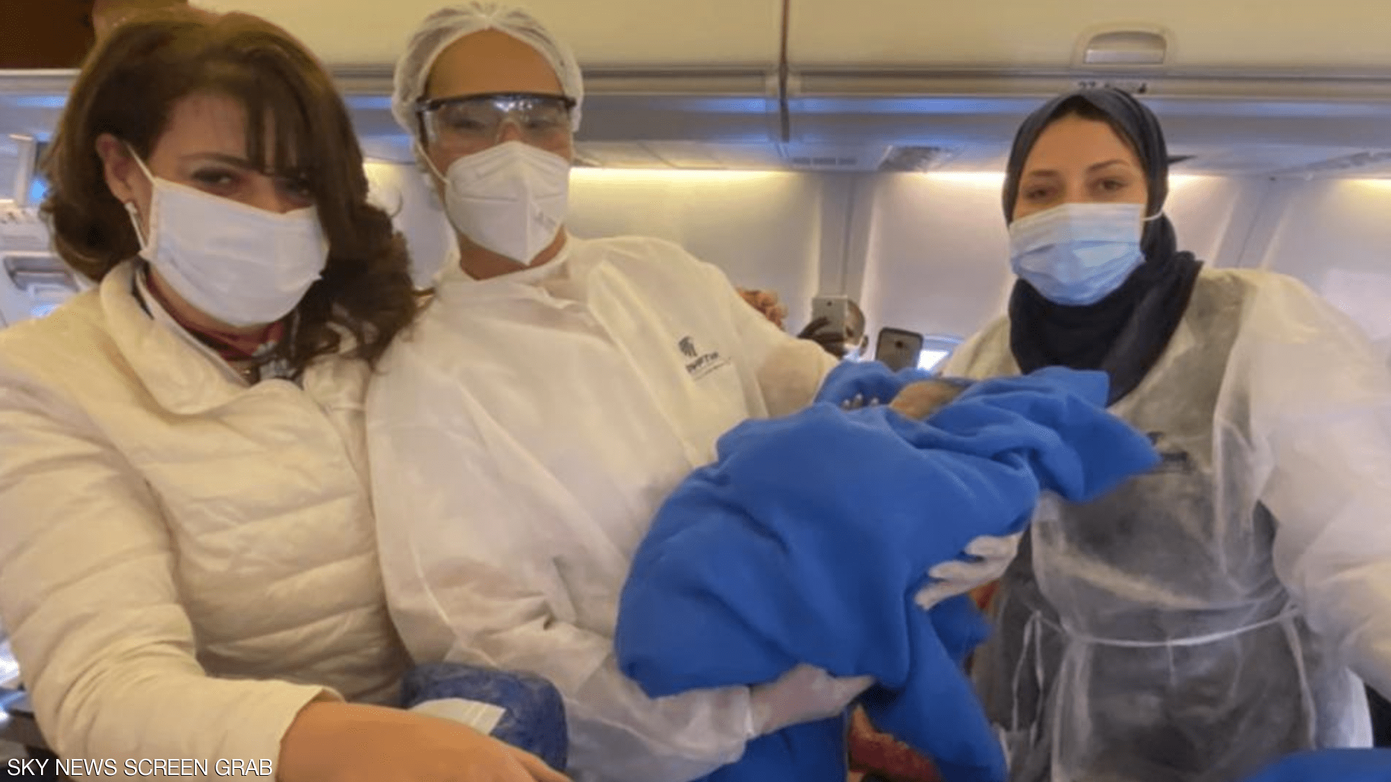 طائرة مصرية تغير مسارها بسبب عملية ولادة
