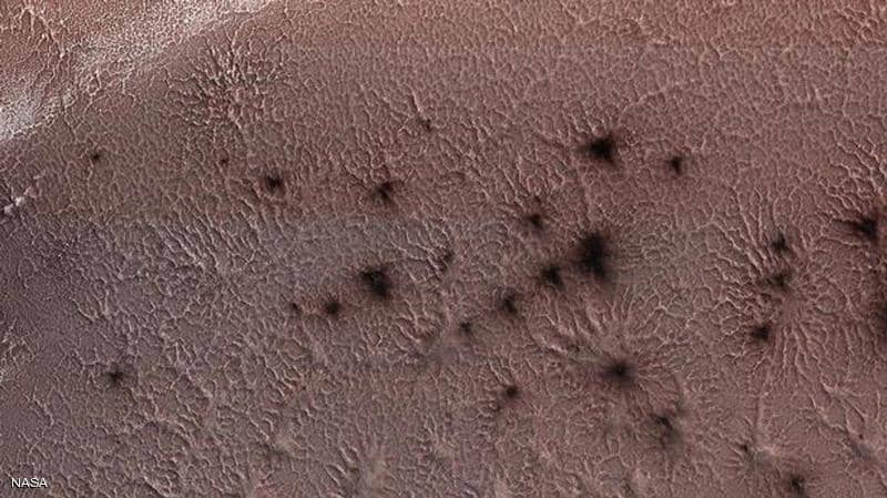 علماء يفكون لغز « عناكب المريخ » الذي حيّرهم لسنوات