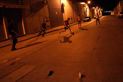 سكان  » بلبكار »  يشتكون الفوضى العارمة نتيجة خرق مجموعة من الشبان حالة الحظر الليلي