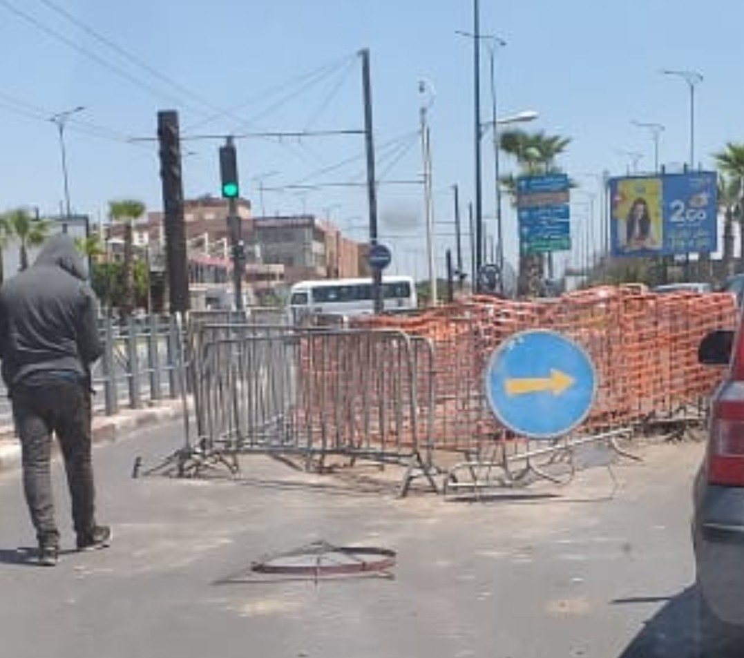 حفرة كبيرة وسط شارع الحسن الثاني تهدد مستعملي الطريق