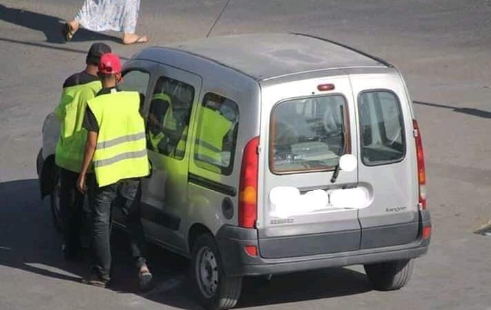 اٍقليم الحوز..مطالب بتدخل السلطات لتنظيم مرائب السيارات ومحاربة جشع « الكارديانات »