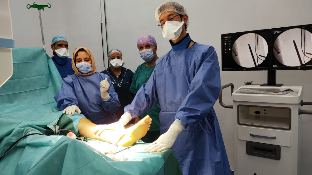 لأول مرة في الحوز..اٍجراء عملية جراحية ناجحة في جراحة العظام تعيد  لفتاة القدرة على المشي+ فيديو