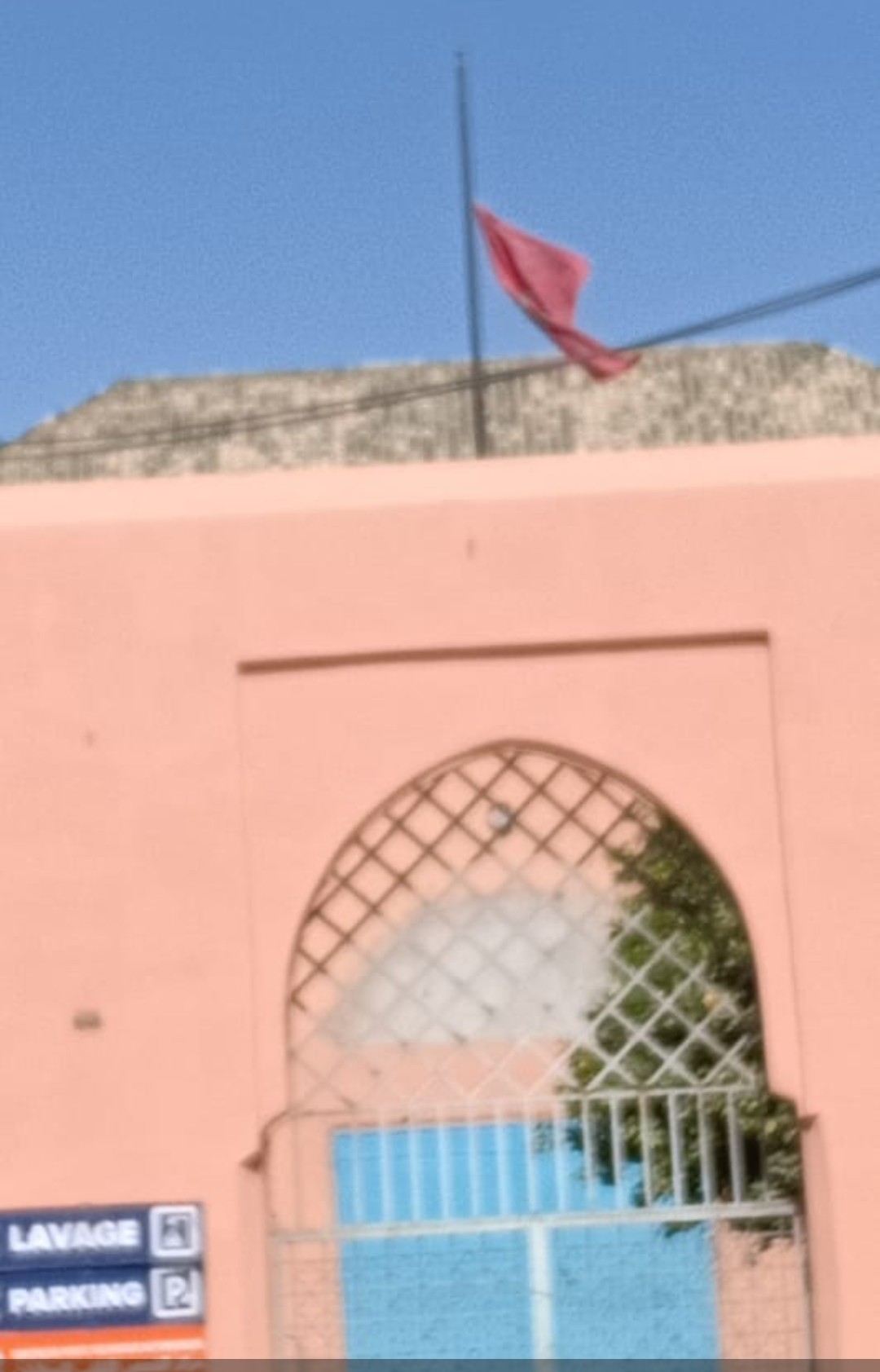المغرب ليس في حداد والأعلام الوطنية فوق البنايات الرسمية  منتكسة