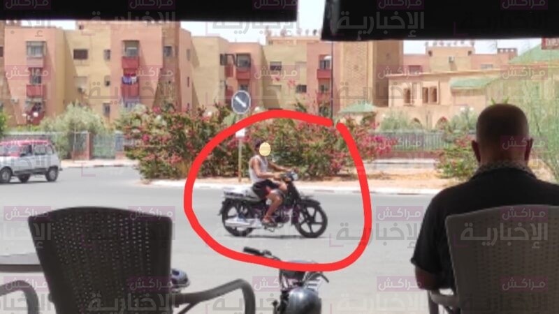 شاب يمتطي دراجة « C90 » يتربص بالفتيات أمام مرأى الأمن بابواب جليز