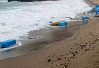 البحر يلفظ كمية كبيرة من مخدر « الشيرا » في شاطئ بالقرب من الوليدية