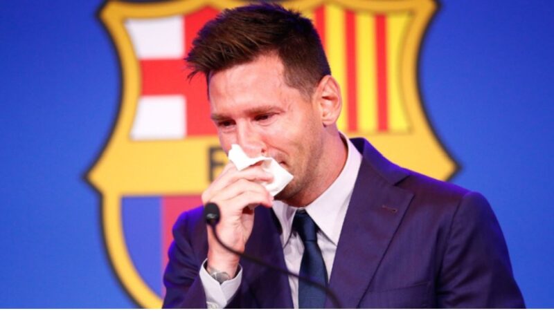ميسي يجهش بالبكاء في وداع نادي برشلونة.