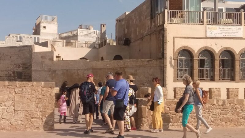 توافد أفواج السياح الأجانب على الصويرة ينعش القطاع السياحي بالمدينة