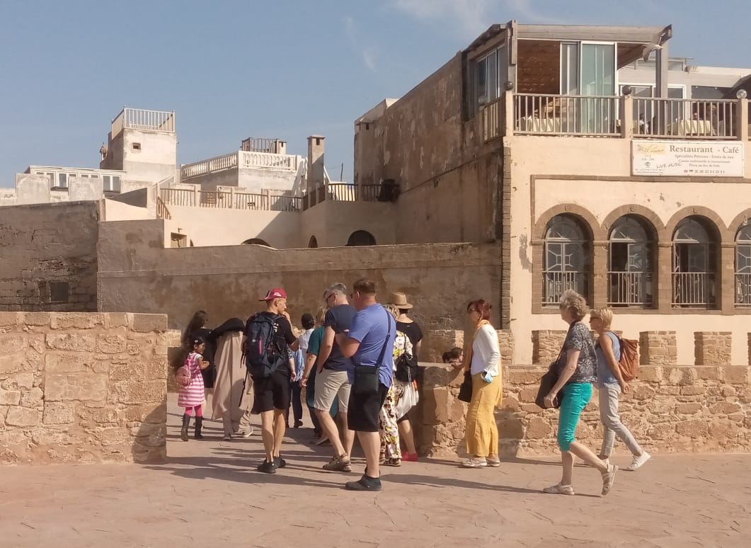 توافد أفواج السياح الأجانب على الصويرة ينعش القطاع السياحي بالمدينة