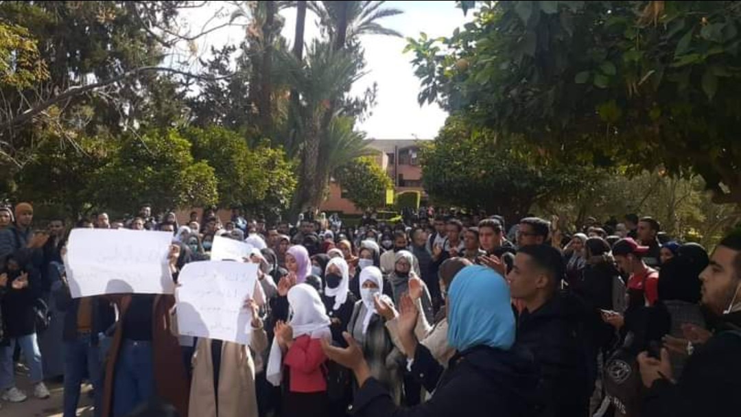 استمرار الاحتجاجات ضد مذكرة بنموسى بكليات القاضي عياض وٱلاف الطلبة في مسيرة بالشارع