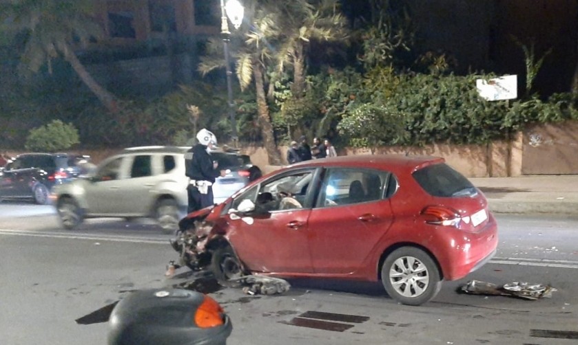 بالصور.. حادثة سير خطيرة على مستوى شارع محمد ااخامس تخلف خسائر مادية
