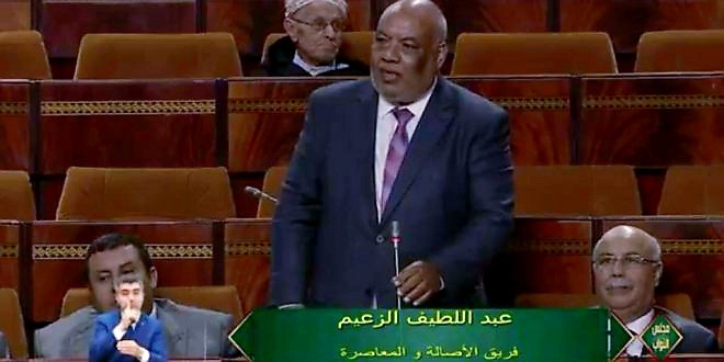 البرلماني عبداللطيف الزعيم : اعتماد المحفظة الرقمية أمر ضروري لحماية صحة الأطفال من وزن المقررات الورقية