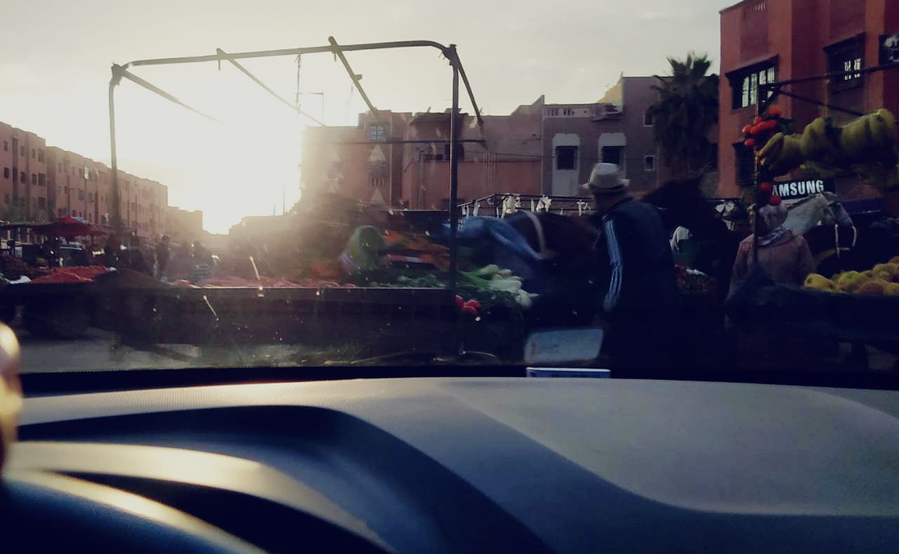 محيط سوق الإمام مسلم: احتلال  الباعة المتجولين للشارع العام يعرقل حركة السير وبؤرة للسرقات