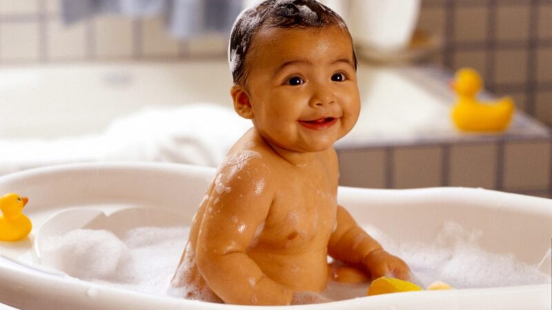 كثرة الاستحمام تضر بشرة بالأطفال
