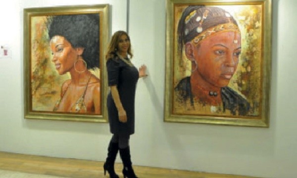 الفنانة التشكيلية المراكشية أسماء رشدي تعرض آخر أعمالها حول القارة الافريقية