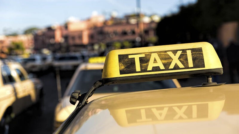 بعض سائقي الأجرة يعودون لابتزاز السياح..400 درهم مقابل نقلهم من المطار إلى المدينة العتيقة