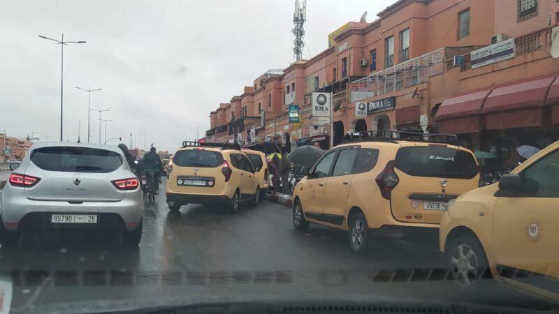 سيارات أجرة تحتل الشارع العام وتعرقل حركة السير بالمحاميد