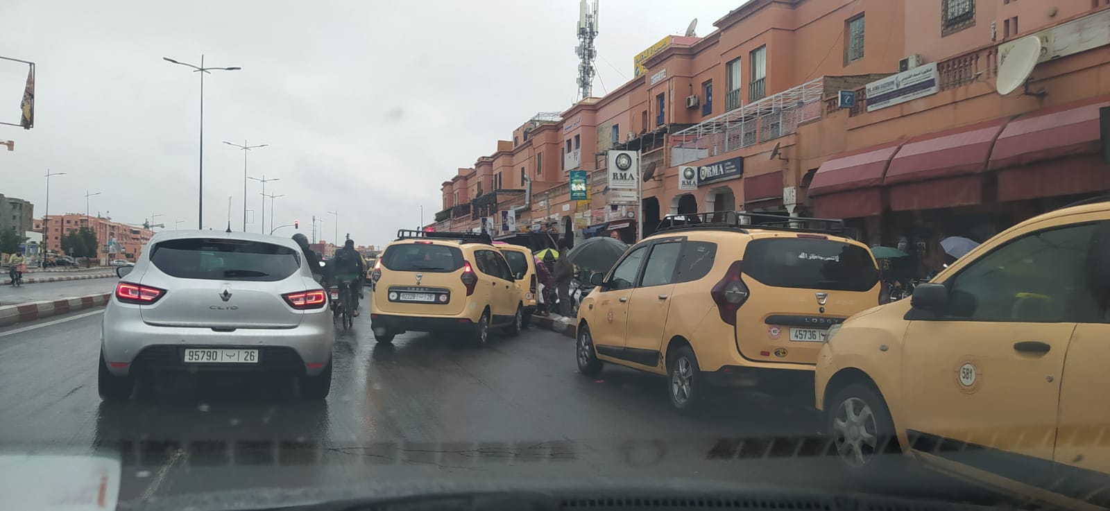 سيارات أجرة تحتل الشارع العام وتعرقل حركة السير بالمحاميد